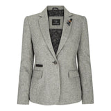 Blazer cinza com camisa estampada por baixo, sobre fundo branco.