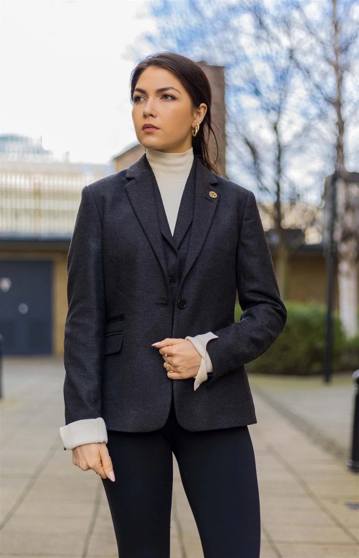 Jaqueta feminina preta em tweed espinha de peixe, lã, estilo clássico, casual elegante, vintage anos 1920.