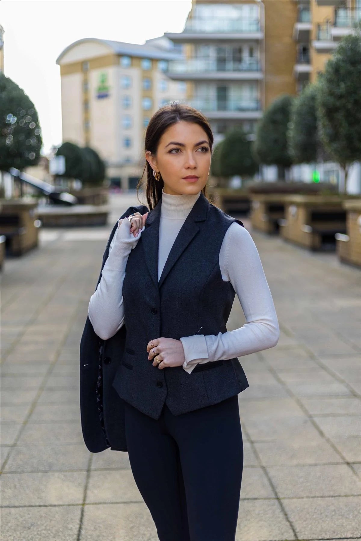 Colete feminino preto em tweed espinha de peixe, lã, clássico, elegante e casual, estilo vintage dos anos 1920.