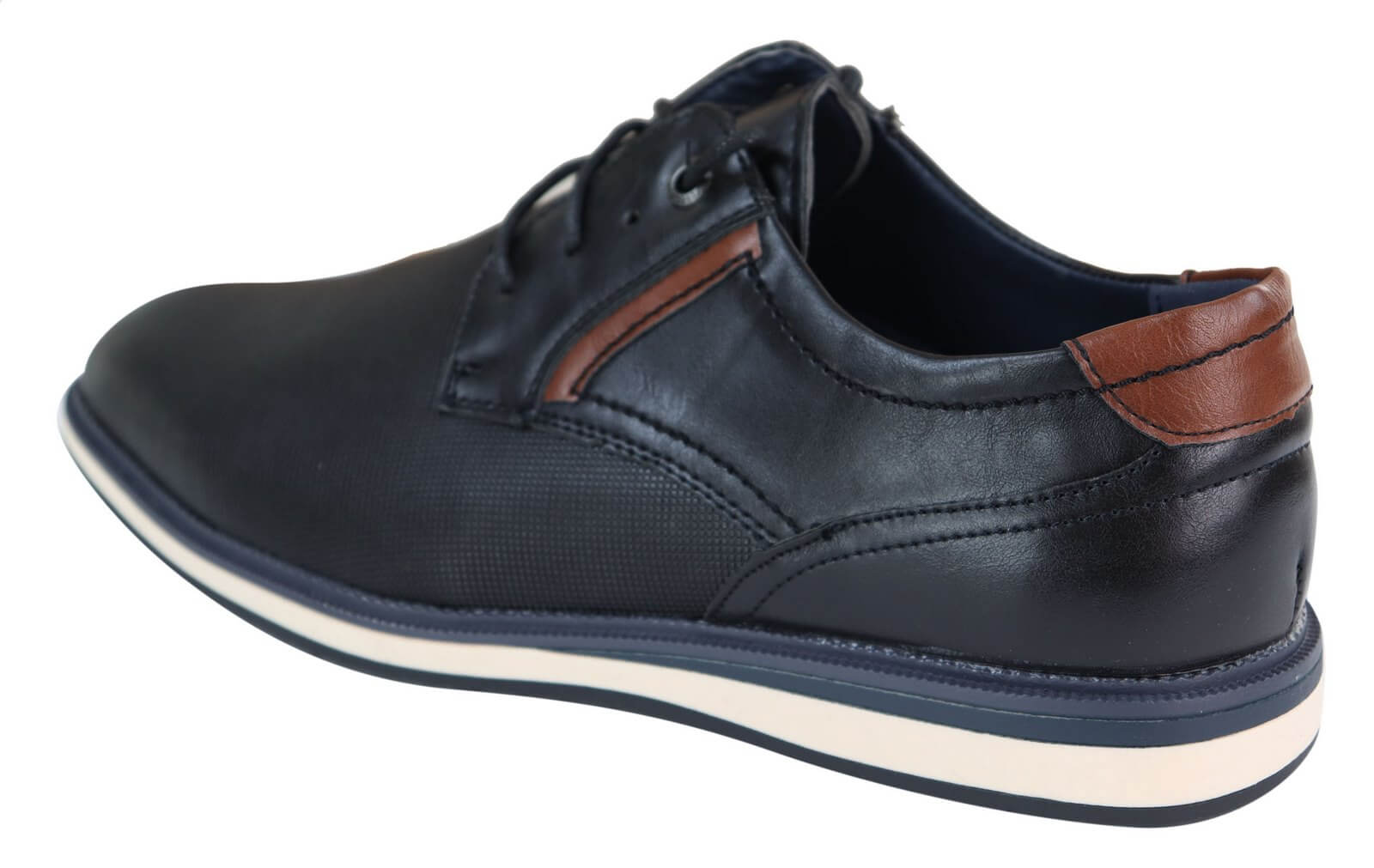 Tênis masculino preto com cadarço